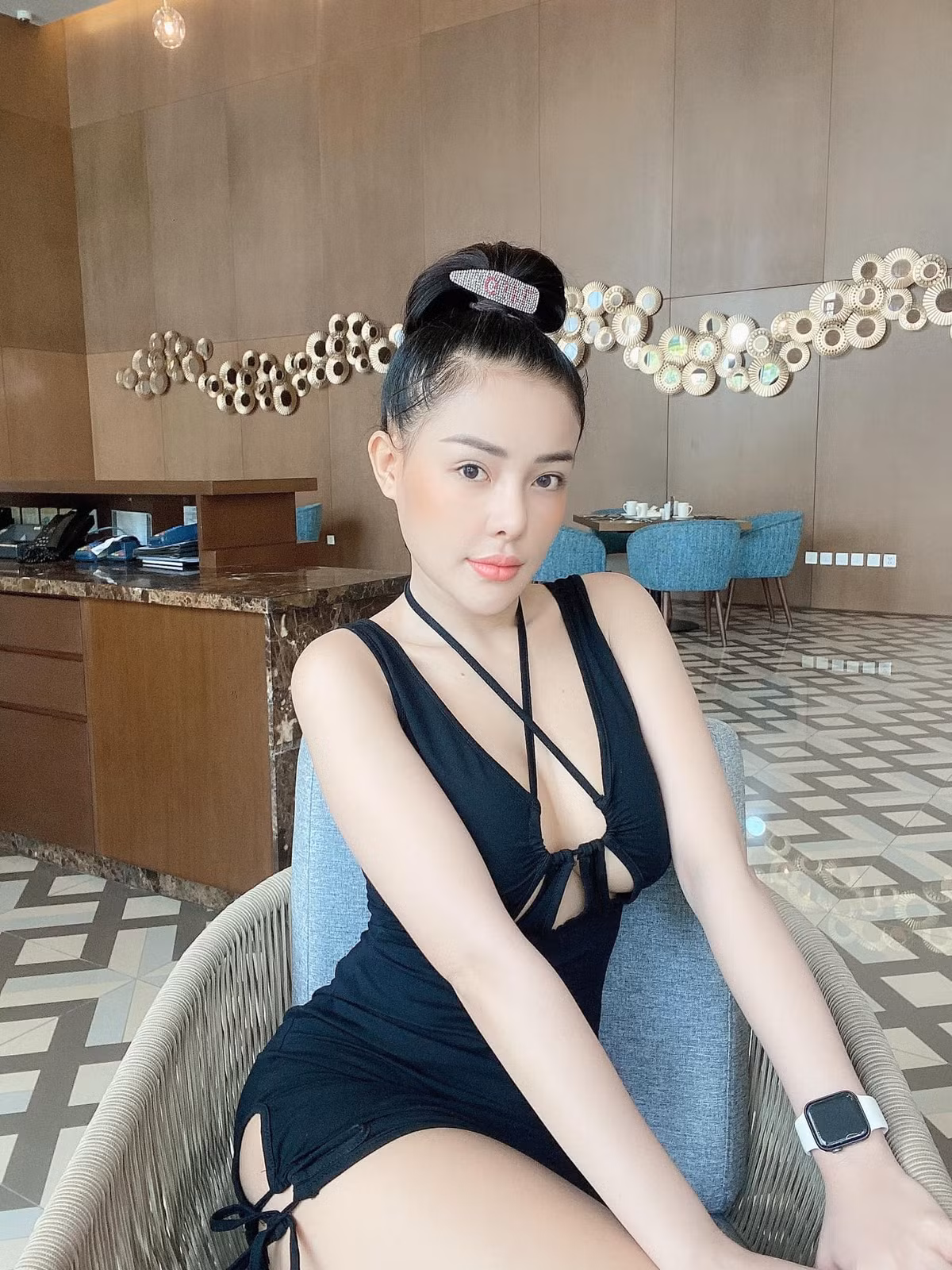 Đáng chú ý, do thiết kế có phần hơi hiểm hóc nên chỉ vài động tác nhỏ cũng khiến Ngân 98 lộ "điểm nhạy cảm".