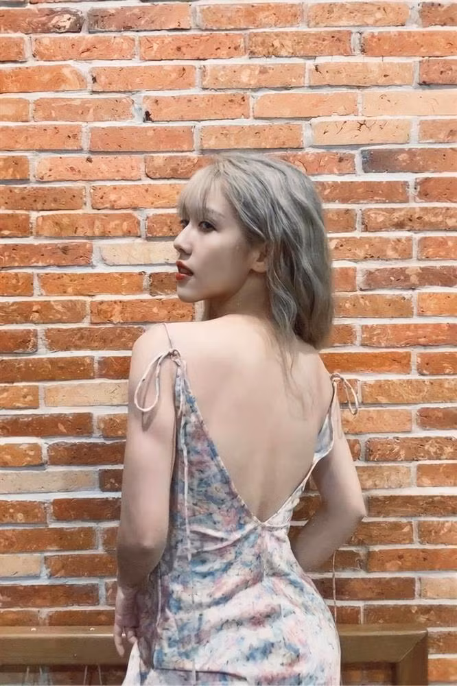 Hậu Hoàng sở hữu gương mặt nhỏ nhắn, đường nét hài hòa, chỉ cần trang điểm nhẹ nhàng cũng đủ khiến cô trở nên nổi bật.