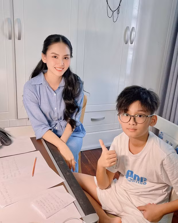 Mới đây, một cô gái khác bất ngờ xuất hiện trên trang cá nhân của đại gia Đức Huy, cô nàng này sinh năm 1999 và có profile cũng xịn không kém Cẩm Đan.
