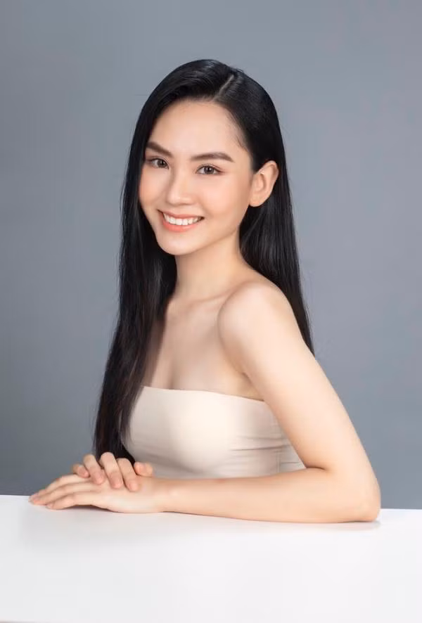 Vẻ ngoài ưa nhìn của cô gái trong ảnh được đại gia Đức Huy đăng trên trang cá nhân lập tức thu hút spotlight của dân mạng.