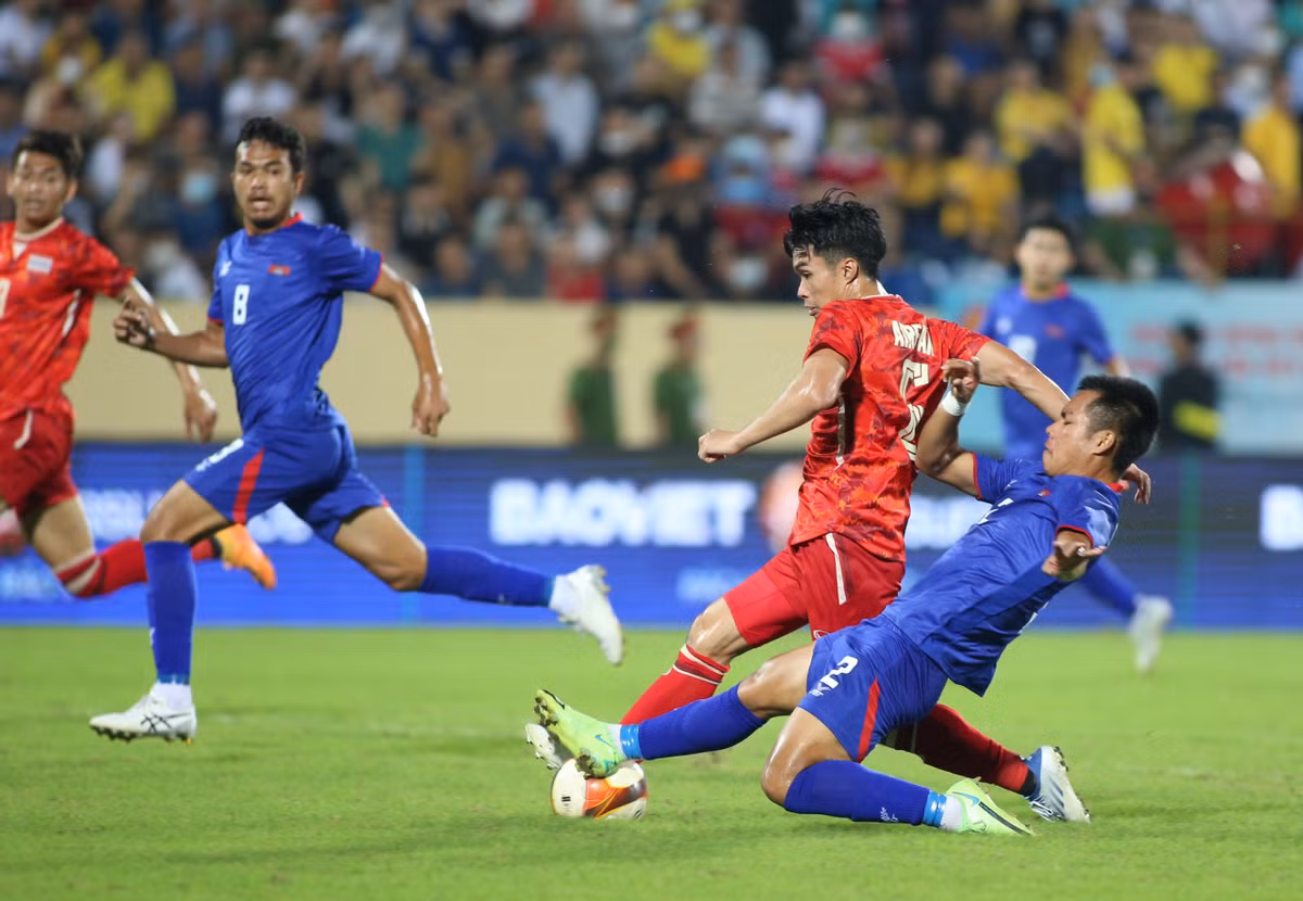 Dù có chiến thắng khá đậm trước U23 Campuchia, U23 Thái Lan vẫn chưa thể có lại được ngôi đầu bảng khi ở trận đấu sớm, U23 Malaysia đã hòa U23 Singapore qua đó giữ chắc ngôi đầu với 7 điểm sau 3 trận đấu.