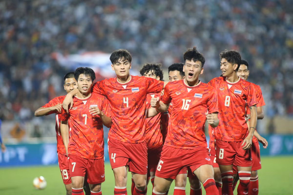 Quay trở lại với trận đấu giữa U23 Thái Lan và U23 Campuchia, dù thi đấu thảnh thơi nhưng các học trò của HLV Polking có thêm 2 bàn thắng nữa vào lưới đối phương và khép lại trận đấu với tỷ số 5-0.