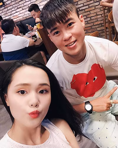 Duy Mạnh và Quỳnh Anh được coi là cặp trai tài gái sắc của làng bóng đá Việt. Chàng là trung vệ của ĐTQG còn nàng lại là con gái của cựu chủ tịch của 1 CLB bóng đá chuyên nghiệp.