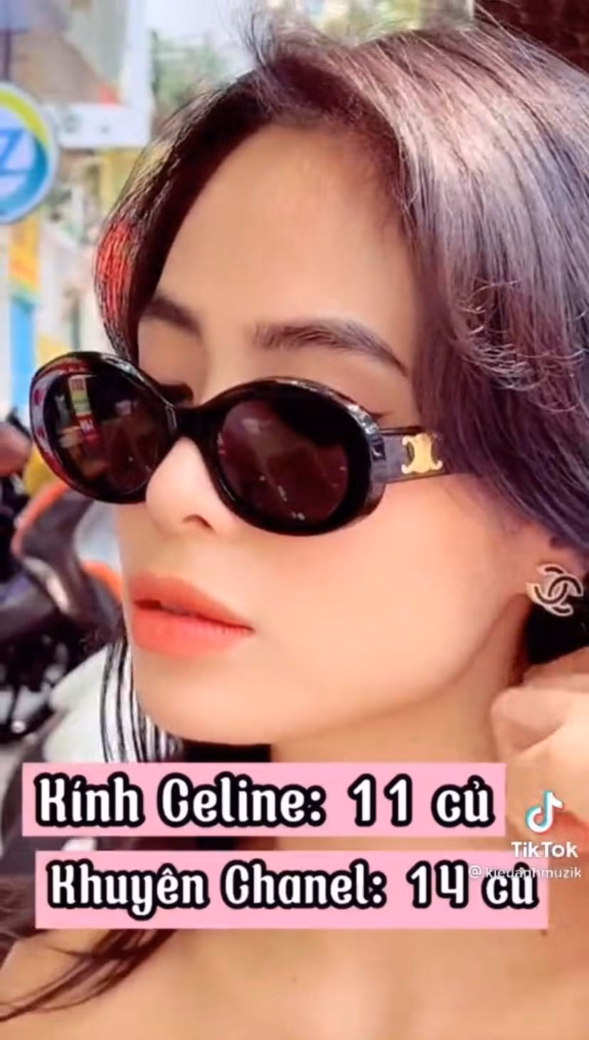 Kể sương sương ra thì có những món đồ đắt đỏ như chiếc túi Classic Chanel giá 225 triệu đồng, thắt lưng Dior 16 triệu, đôi guốc Bottega giá 30 triệu và đặc biệt món đồ chiếm spotlight chính là chiếc nhẫn kim cương tỷ giá 1 tỷ 300 triệu đồng.