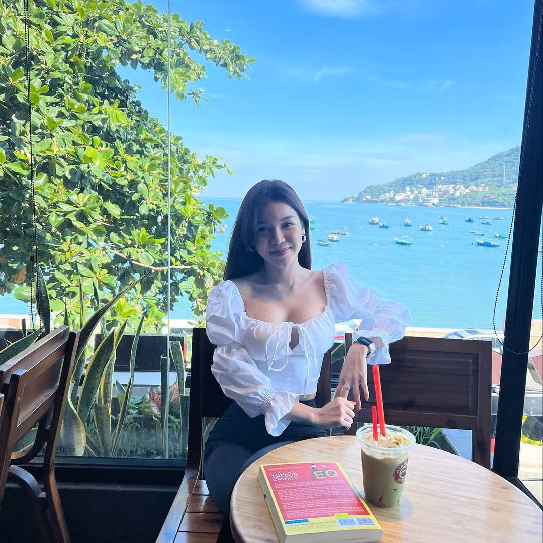 Yến Xuân (sinh năm 1991) là bạn gái lâu năm của thủ môn Đặng Văn Lâm. Cô hiện là 1 PT chủ yếu làm việc và sinh sống tại TP.HCM.