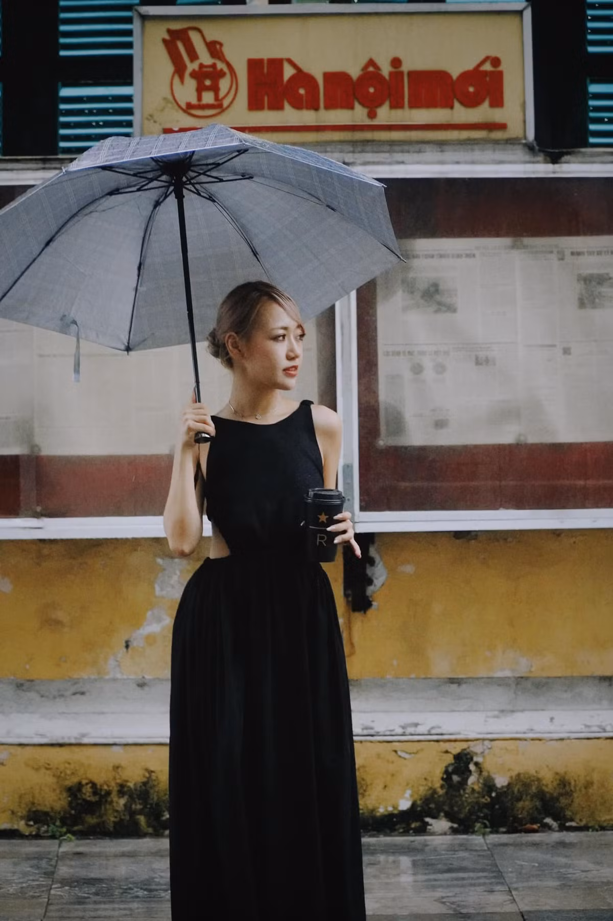 Hình ảnh khoe lưng trần của Quỳnh Anh nhận về lượt tương tác cao từ bạn bè, người hâm mộ. Và, để có thước hình ấn tượng đó, cô nàng đã dành rất nhiều thời gian cho tập luyện, nhận về kết quả xứng đáng.