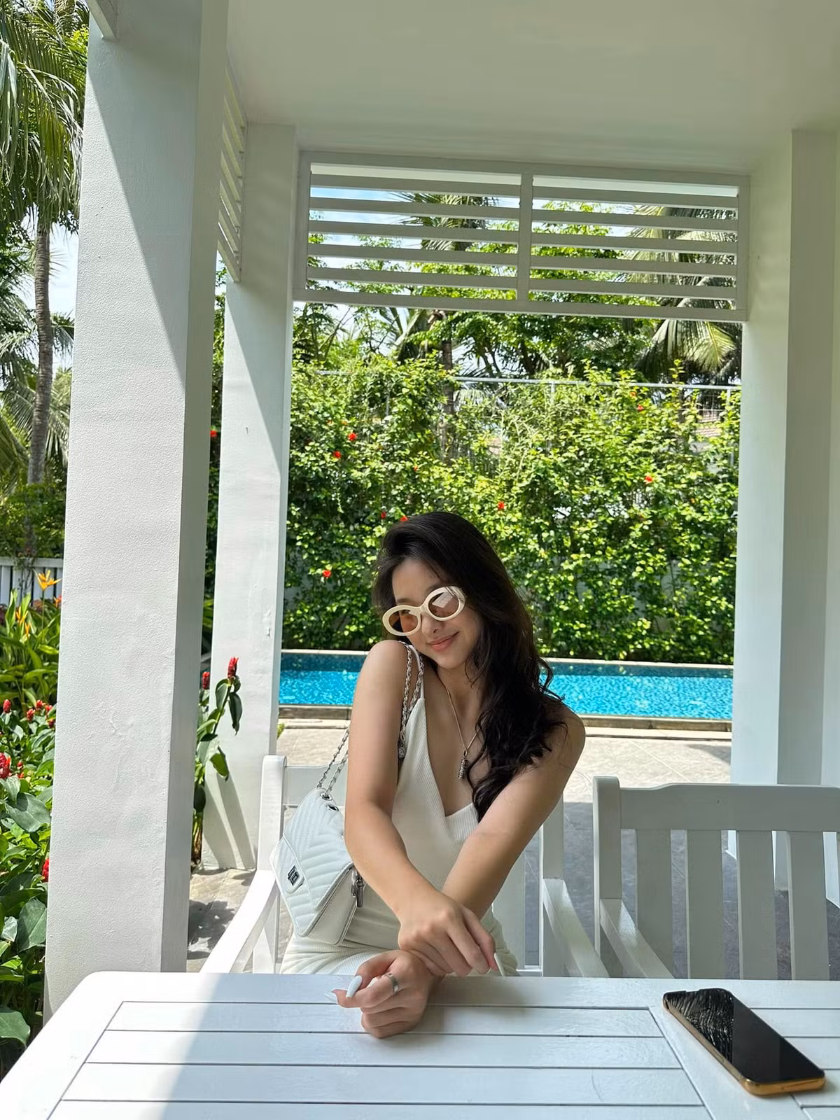 Huệ Anh sở hữu gương mặt tròn giống mẹ với cặp mắt bồ câu, chiếc mũi nhỏ nhắn cùng đôi môi gợi cảm.