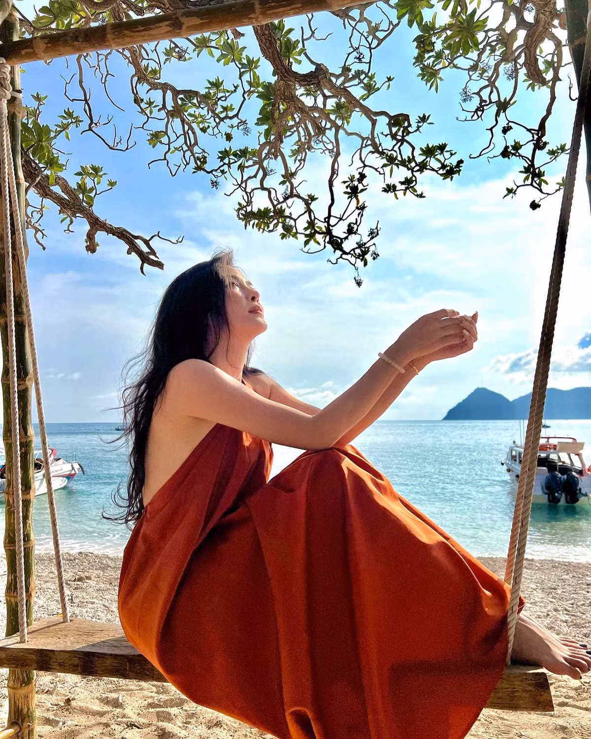 Đa phần ý kiến đều công nhận rằng, Thanh Quỳnh hiện tại đang đạt độ đẹp rực rỡ nhất, gương mặt hoàn hảo, vóc dáng cân đối. Ngoài việc nhờ thẩm mỹ để thay đổi khuyết điểm trên gương mặt thì phải công nhận rằng, cô đã rất cố gắng để ngày càng đẹp hơn.