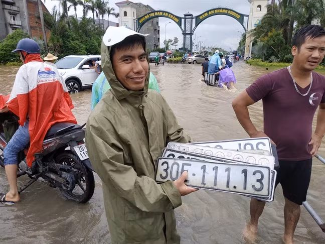 Cũng tại thời điểm Hà Nội thường xuyên "chìm" trong biển nước, khi đi qua đoạn đường ngập, nhiều chiếc xe ô tô đã không còn biển số hoặc ba-đờ-sốc. Biển số của các loại xe thường được bắt vào cản trước chỉ bằng các ốc vít (không có đai ốc phía sau). Vì vậy, khi gặp sức cản của nước, chúng dễ bị bung, rơi.