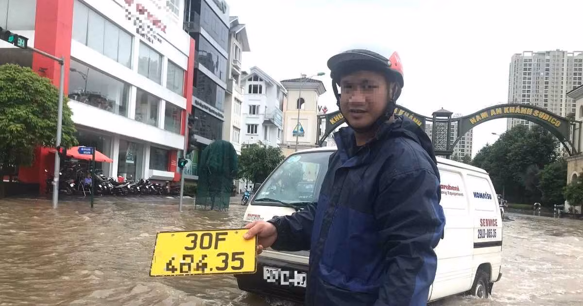 Dịch vụ chuộc lại biển số thường xuất hiện tại những nơi ngập sâu ở Hà Nội sau mỗi trận mưa lớn. Việc đi gom biển số bị rơi rồi nhận tiền "chuộc" với giá khoảng 300.000 đồng mỗi biển đã nhiều lần tạo ra những phản ứng trái chiều trong dư luận. Một số đồng tình cho rằng, nếu là vô tình nhặt được thì sẽ cho xin lại còn đây là do nhiều người phải mất công đi tìm trong mưa gió, rét mướt. Tuy nhiên, đa số lại phản đối vì cho rằng tận dụng tình huống khó khăn của người khác để kiếm tiền là không nên.