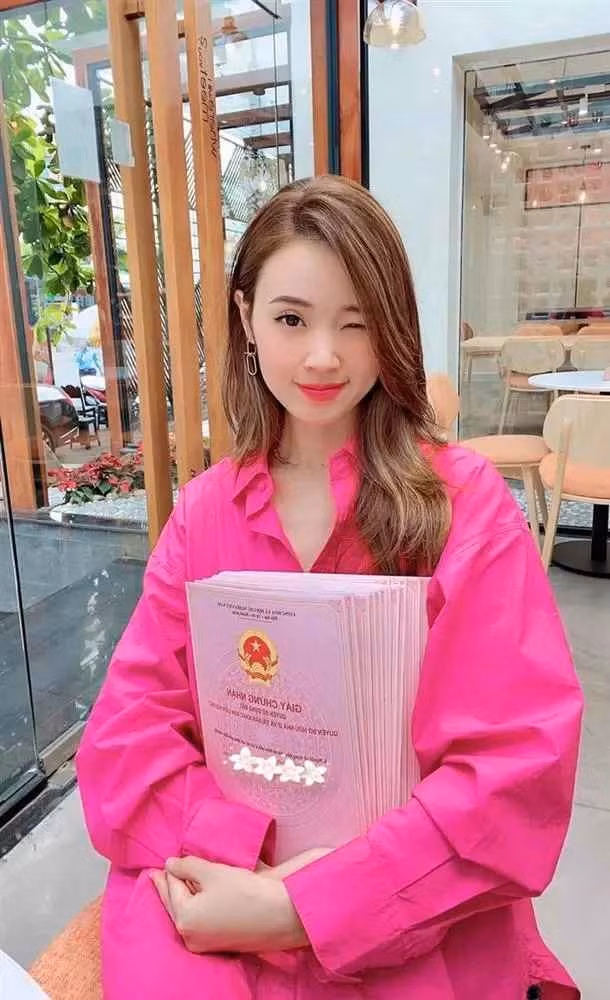 Ngỡ ngàng trước tình cảm của đồng nghiệp, hot girl Midu chỉ biết cười hạnh phúc mà thôi.