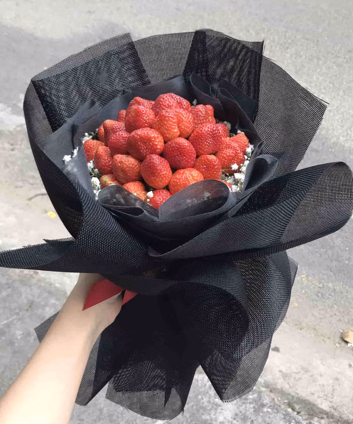 Dù bằng bất cứ nguyên liệu gì thì nó cũng mang lại niềm vui khá lớn đến cho chị em, nhiều người không nhịn nổi cười với những pha tặng hoa đầy sáng tạo từ bạn trai hoặc chồng mình.