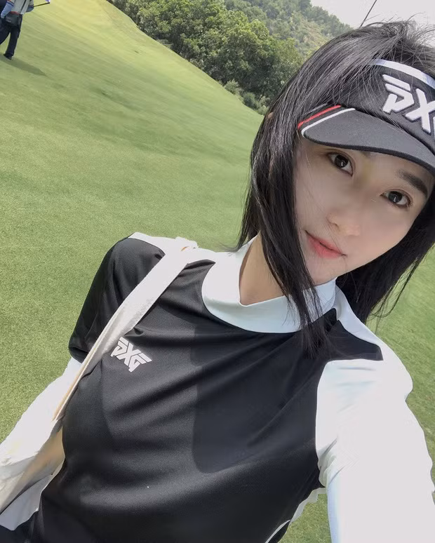 Có một sự thật là không hẹn mà gặp, hình như các hot girl Việt đình đàm đều đang đổ bộ hết về sân golf. Điển hình như Thùy Dương cô bạn gái quyến rũ của tiền vệ Huy Hùng mới đây cũng gia nhập hội gái xinh chơi môn thể thao quý tộc.
