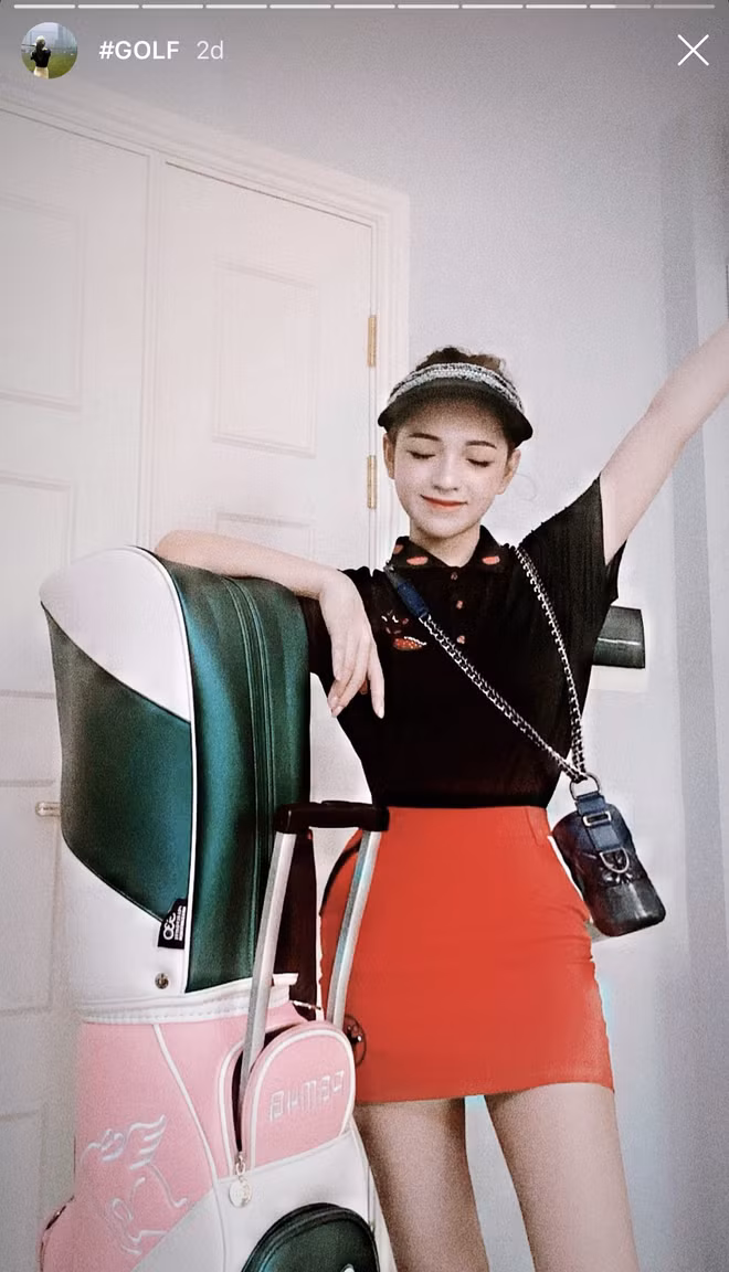 Có vẻ như tình yêu của Khánh Hà với môn thể thao quý tộc được bạn trai tạo cảm hứng bởi chính bản thân chàng thiếu gia cũng là khách quen tại các sân golf lớn nhỏ.