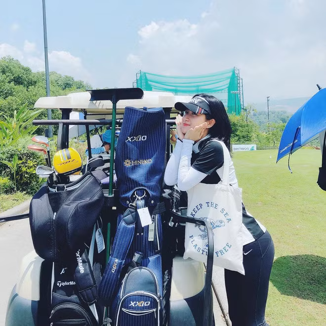Được biết Thuỳ Dương bắt đầu làm quen với golf từ khoảng giữa tháng 5 năm nay. Nàng hot girl rất chăm chỉ cập nhật tình hình tập tành lên Instagram của mình
