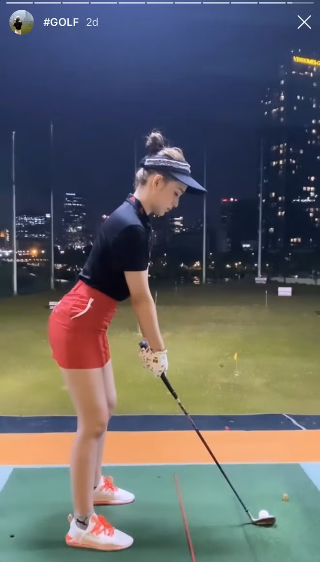 Một gương mặt gái xinh khác thời gian gần đây cũng thường xuyên xuất hiện tại sân golf đó chính là Khánh Hà - bạn gái của thiếu gia Phan Hoàng.