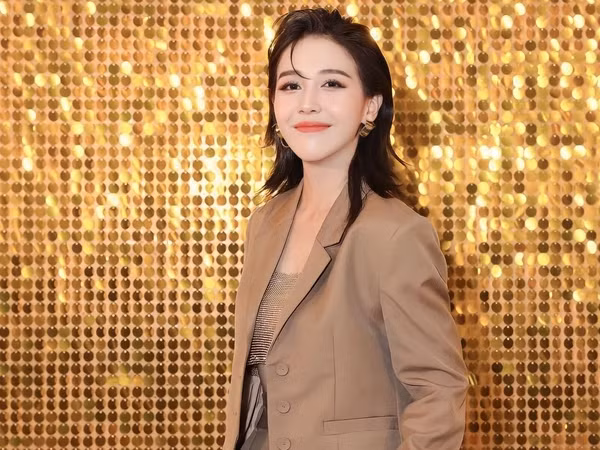 Trước đó, Hậu Hoàng thường gắn liền với trang phục có màu sắc nổi bật, họa tiết đáng yêu. Cộng đồng mạng nhận xét gu ăn mặc của cô nổi bật nhưng có phần trẻ con, không phù hợp với lứa tuổi.
