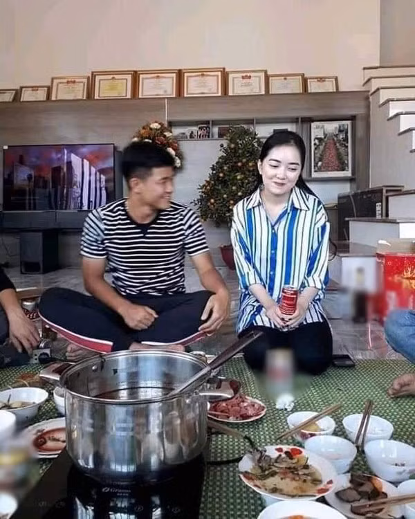 Tuy vậy, khác xa với hình ảnh sang chảnh, gợi cảm khi ra phố, Mai Hà Trang phiên bản lần đầu về thăm gia đình người yêu lại có phần xuề xòa. Cô nàng mặc sơ mi rộng thùng thình, giấu sạch đường cong lại làm phong độ thời trang giảm sút.