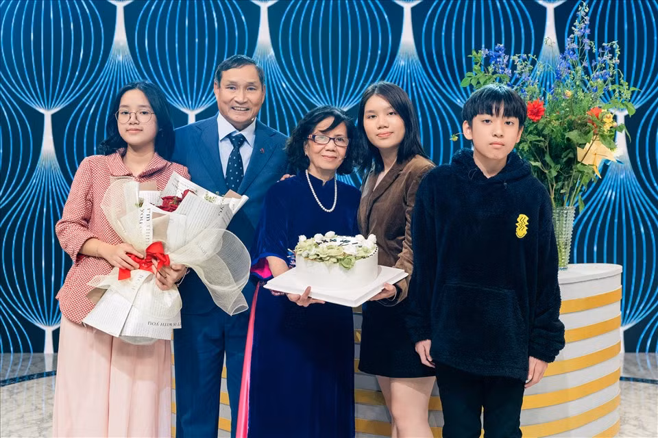 Nói về bí quyết ở bên nhau bao nhiêu năm vẫn giữ được mặn nồng, cô Uyển nghẹn ngào tâm sự với chương trình Khách sạn 5 sao, cô nói: "Từ tuổi trẻ rồi, mình đã yêu nhau, mình quyết đến với nhau, luôn luôn cố gắng lúc nào mình cũng nghĩ mình sẽ đi hết con đường cùng với lại chú thôi".