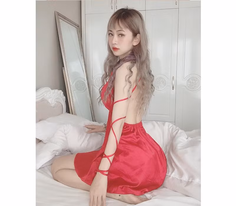 Hiện tại, Lê Bống vẫn theo đuổi phong cách gợi cảm, không ngại khoe mặt xinh body xịn lên MXH