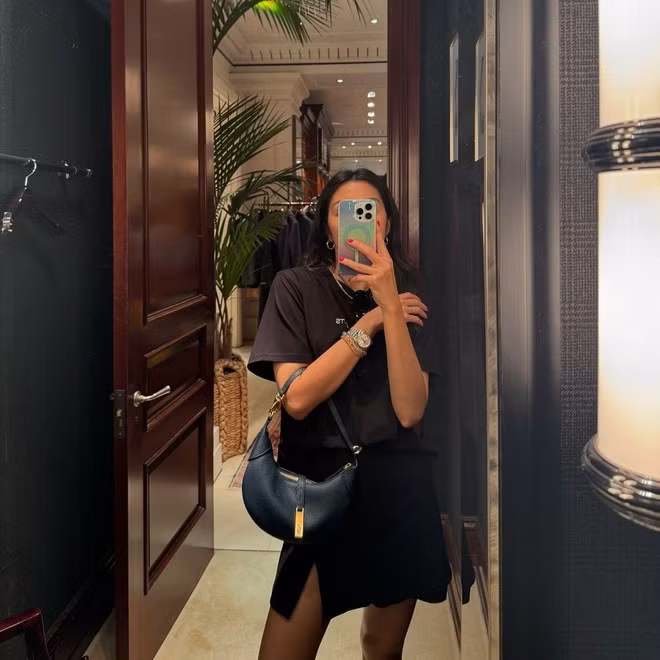 "Ngọc nữ đời đầu" chia sẻ: "Có ba loại người khi nói đến việc du lịch: những người ăn qua mỗi điểm đến, những người mua sắm đến khi nào kiệt sức, và những người vừa ăn vừa mua sắm. Bạn thuộc loại nào?".
