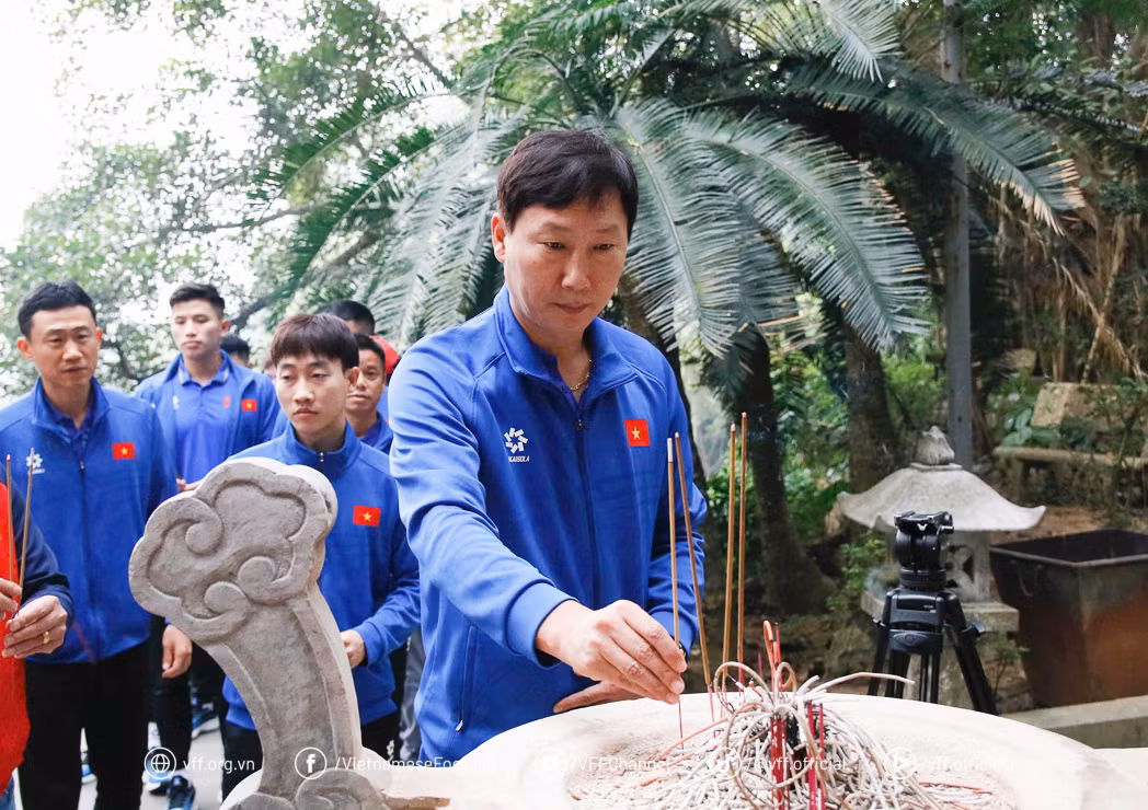 Hồi đầu tháng 12/2024, trước khi bước vào giải đấu, đội tuyển Việt Nam cũng đã đến Đền Hùng thắp hương, tri ân công đức tiên tổ và nguyện quyết tâm đoàn kết một lòng, thi đấu hết mình để giành kết quả tốt nhất.