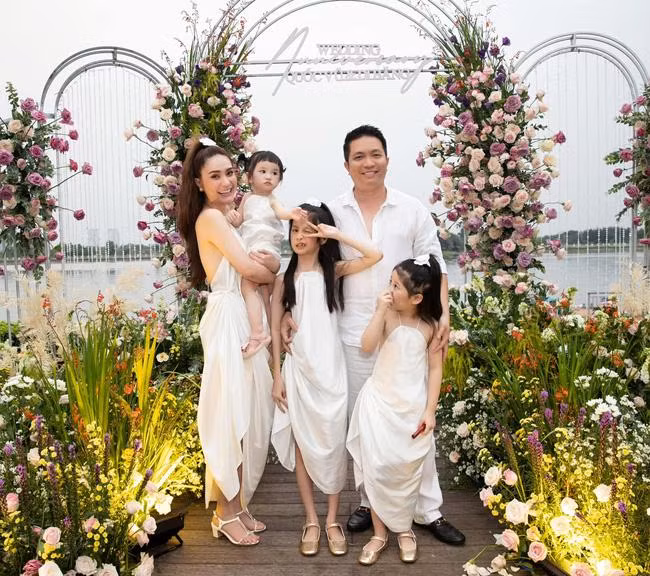 Dù trải qua ba lần sinh con và quãng thời gian khó khăn khi vừa chăm con, vừa kinh doanh nhưng sắc vóc của Đoàn Di Băng dường như bị thời gian "bỏ quên".