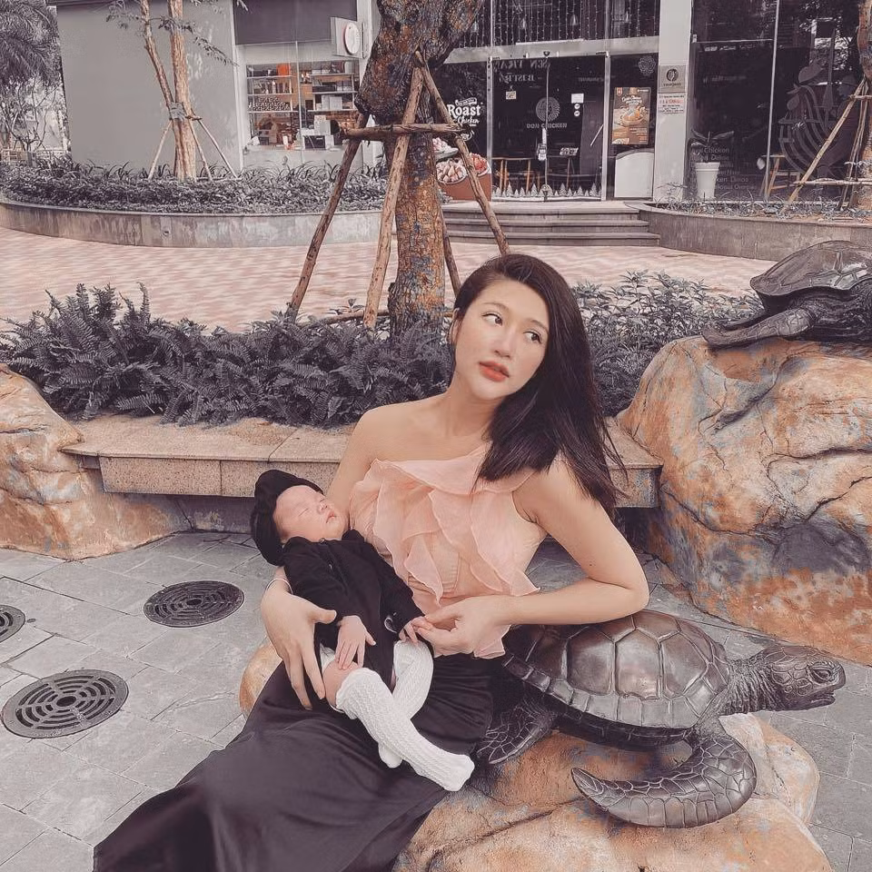 Dù bận rộn nhưng Tân Trần luôn sắp xếp dành thời gian cho gia đình. Anh thường xuyên cùng vợ đi hâm nóng hôn nhân, giúp vợ chăm sóc em bé, đưa con đi chơi đây đó. Nam doanh nhân cưng chiều con gái và gọi tiểu công chúa là "hot girl của ba".
