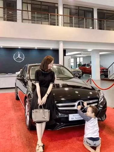 Chọn nuôi con một mình (bé Khoai Tây) nhưng Ly Kute cho con trai có cuộc sống đủ đầy. Ngoài học tập tại trường quốc tế có học phí đắt đỏ, "single mom" còn đưa con trai vi vu, khám phá nhiều nơi trên thế giới.