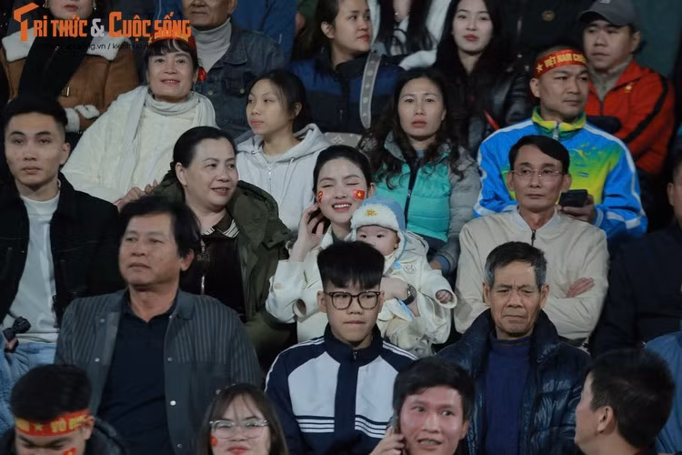 Sự xuất hiện của bé Lido và Chu Thanh Huyền trên sân Việt Trì vừa qua thu hút được sự chú ý của nhiều người.