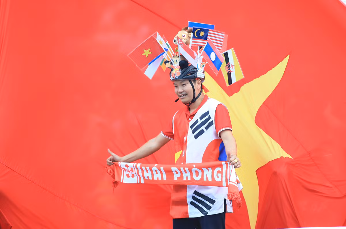 Còn trên khán đài, nhiều khán giả Việt Nam vào sân từ trận tranh giải ba giữa Philippines và Myanmar để giữ ghế.