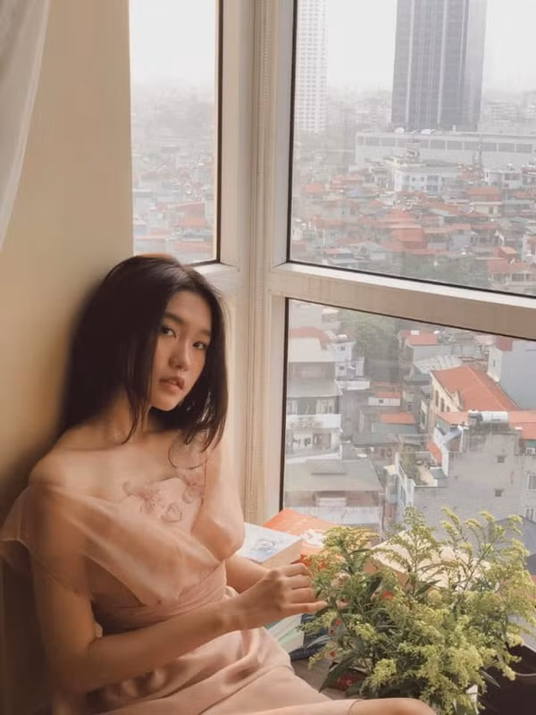 Người đẹp sinh năm 2001 có vốn tiếng Anh tốt với Ielts 7,0, tiếng Trung giao tiếp.
