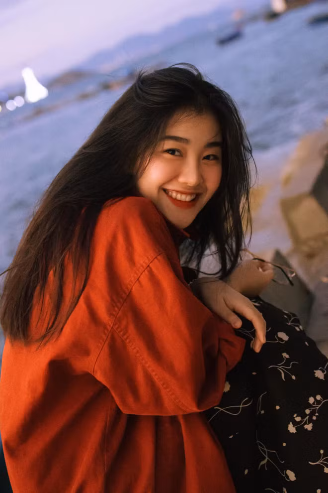 Cô bạn hot girl tên Bách Liên khiến dân tình xuýt xoa vì nhan sắc đậm chất Hong Kong của mình. Chẳng cần cool ngầu cũng không bánh bèo lả lướt mà chỉ với vài bộ đồ si, cô bạn đã thu hút mọi ánh nhìn.