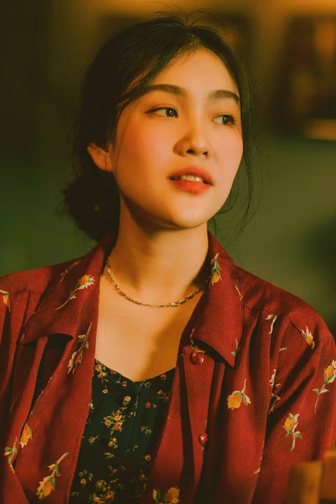Cụ thể, Bách Liên có viết: "Mình mới biết và mua đồ si được khoảng 1 năm nay. Do mình rất thích phong cách của một chị trên mạng mà chị đó lại là stylist cho tiệm đồ si nên mình mới biết đến nó. Mình lần mò vào xem thì mê muội luôn vì đều là những thứ mình cần...