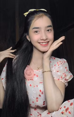 Hot girl dân tộc Yona Cươn được trời phú nhan sắc xinh đẹp, làn da trắng trẻo, vóc dáng cao ráo, đặc biệt là nụ cười tỏa nắng khiến nhiều người mê đắm.