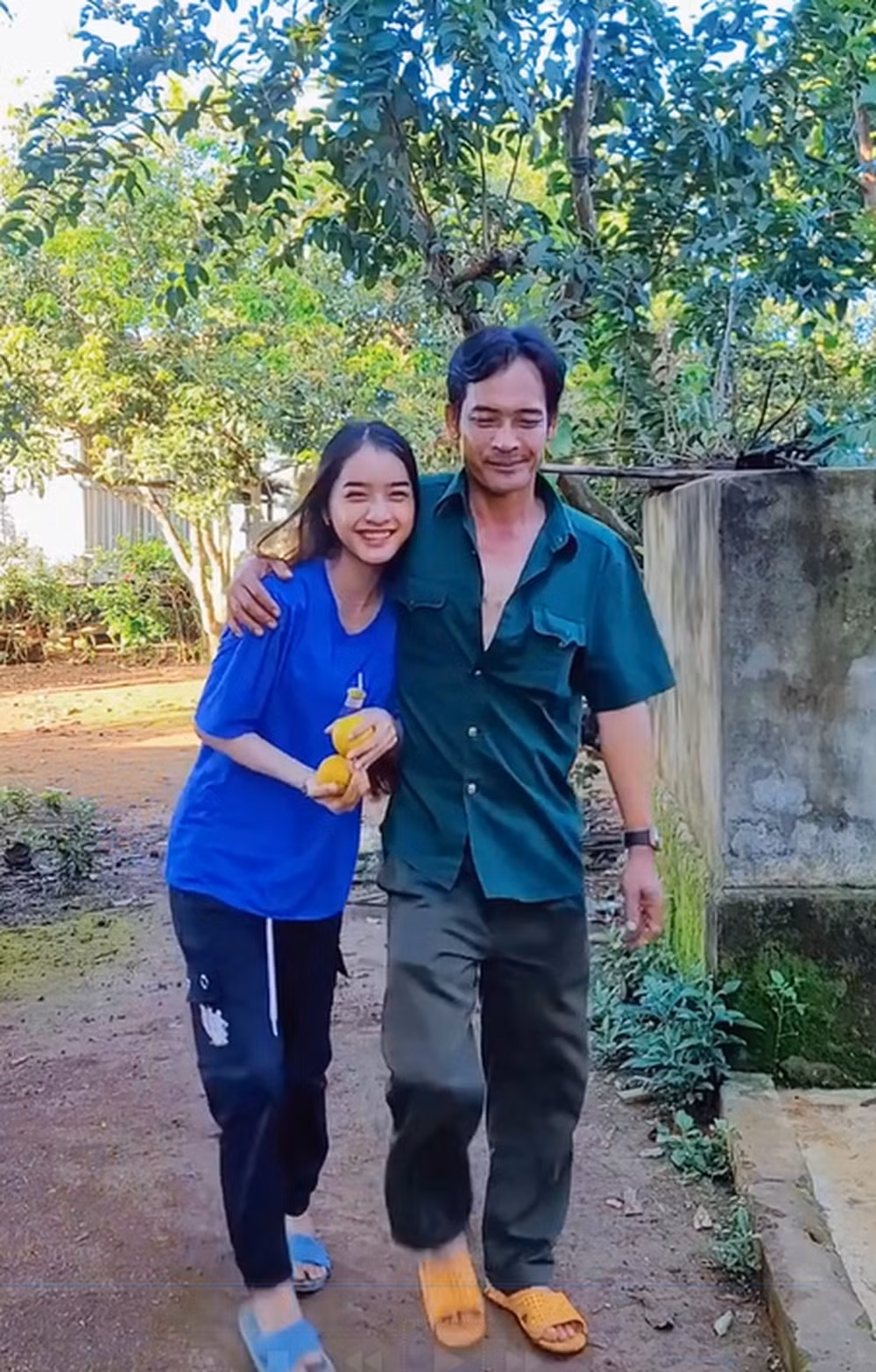 Bố của Yona Cươn có mái tóc rất đẹp, bóng, đôi mắt sâu, sống mũi cao và miệng duyên, nụ cười hiền lành.