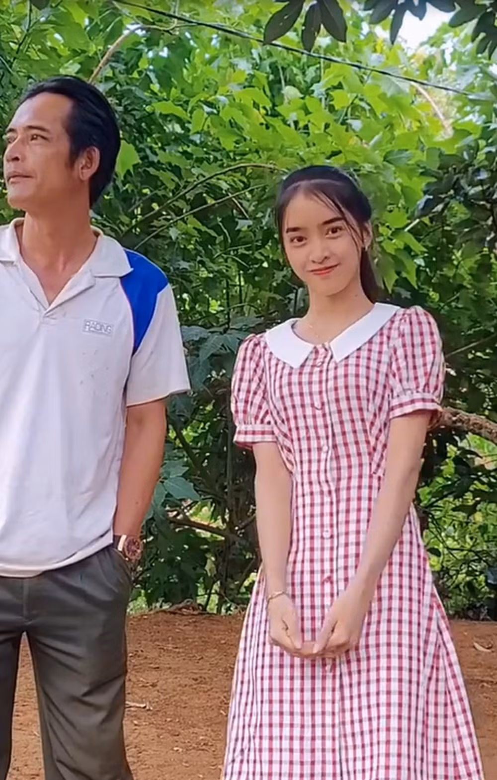 Cách đây chưa lâu, Yona Cươn tiết lộ chính bố là người tặng cô nàng chiếc điện thoại để bắt đầu con đường làm TikToker của mình.