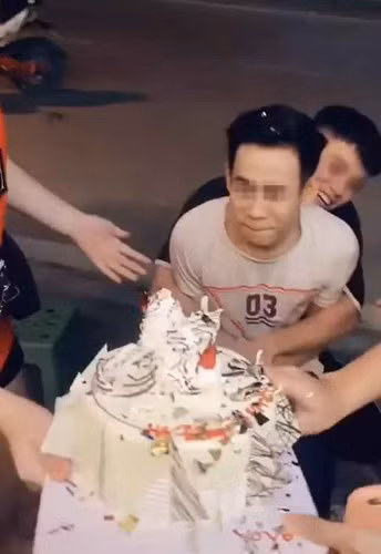 Chàng trai gương mặt sợ hãi trước khi bị bạn úp bánh kem vào mặt.