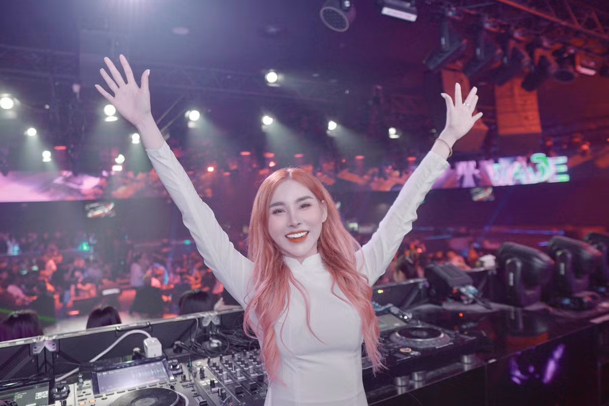 Nhiều người cũng nhanh chóng nhận ra cô gái trong hình ảnh/clip này là DJ T-Tina (Tên thật là Ngô Ngọc Thảo, quê Cà Mau).