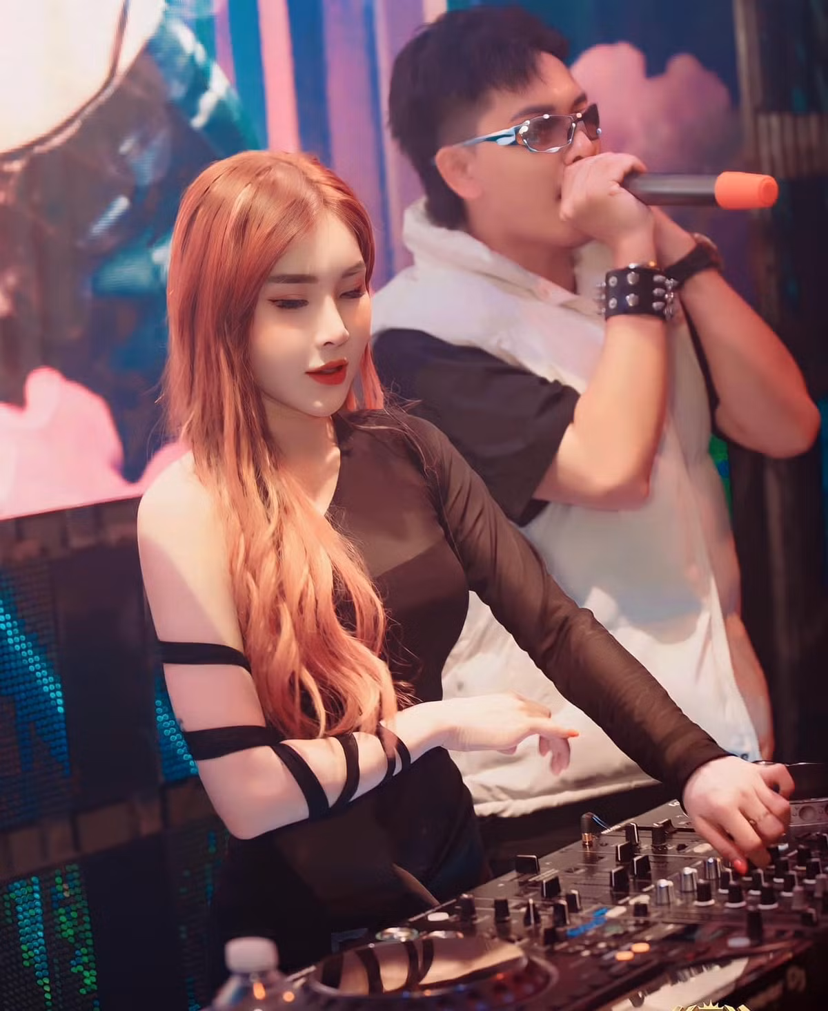 "Vì áo dài là trang phục truyền thống của nước mình nên khi có cơ hội được biểu diễn ở nước ngoài, tôi rất muốn mặc áo dài để quảng bá hình ảnh đẹp của quê hương tới bạn bè quốc tế. Tôi cảm thấy rất tự tin, tự hào khi mặc áo dài để biểu diễn". Nữ DJ cho biết.