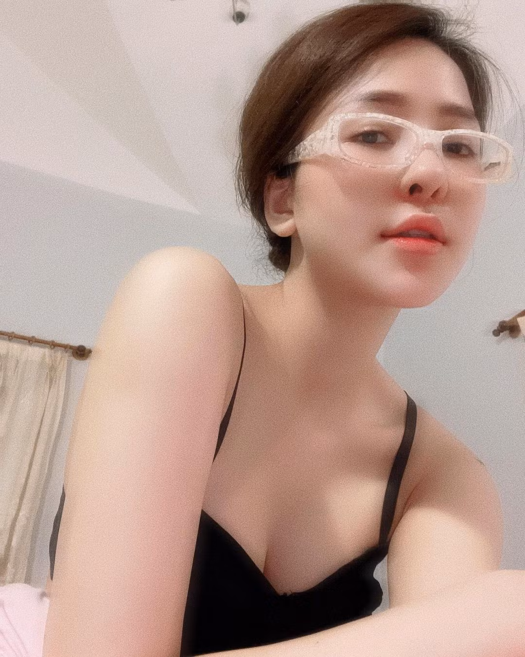 Ngoài ra, việc để hướng chiếc máy quay ở vị trí nhạy cảm ghi trọn được khoảnh khắc từng động tác tập của Trâm Anh khiến nhiều người cho rằng, cô nàng đang cố tình khoe mẽ cơ thể chứ không hề có ý định tập luyện gì.