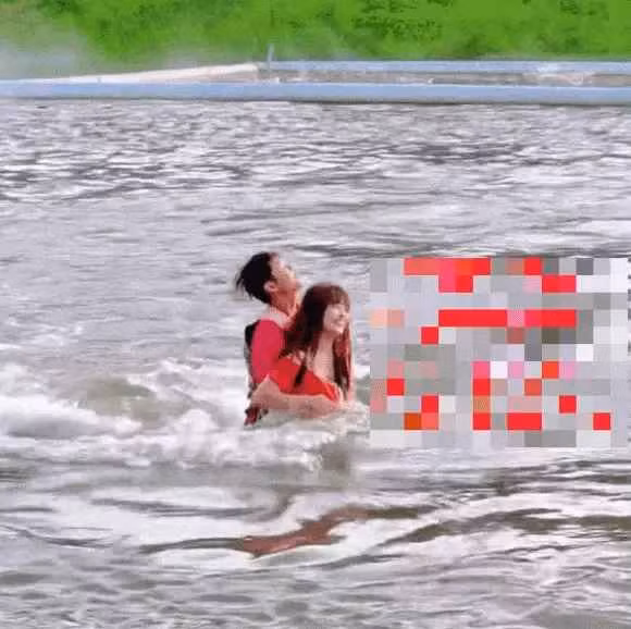 Trong trò chơi, cô gái mặc chiếc váy đỏ được người hướng dẫn viên ôm chặt từ phía sau và tham gia các hoạt động bay trên không, ngâm mình trong dòng nước rất thân mật không khỏi khiến mọi người xung quanh cảm thấy đỏ mặt.