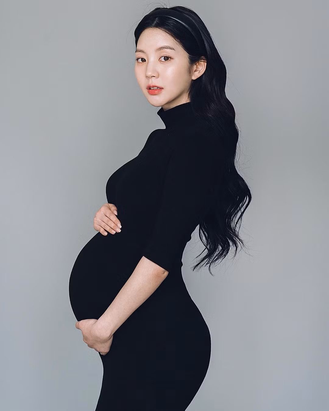Nhưng Rock Cha Eun lại theo đuổi công việc người mẫu. Người đẹp từng tham gia đóng MV, xuất hiện trên các chương trình truyền hình cũng như được mời chụp hình tạp chí.
