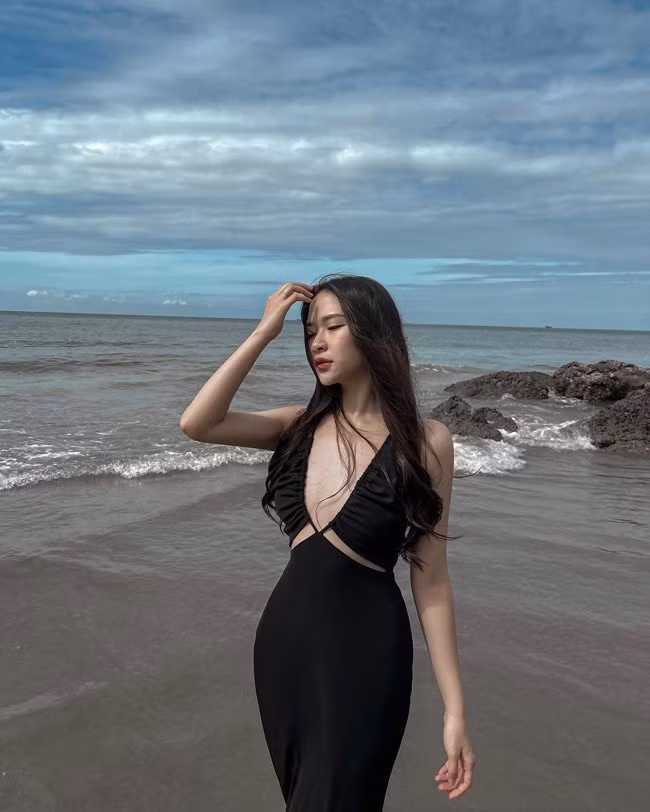Trên trang cá nhân, Hồ Quyên chia sẻ nhiều bộ ảnh nghệ thuật ấn tượng.