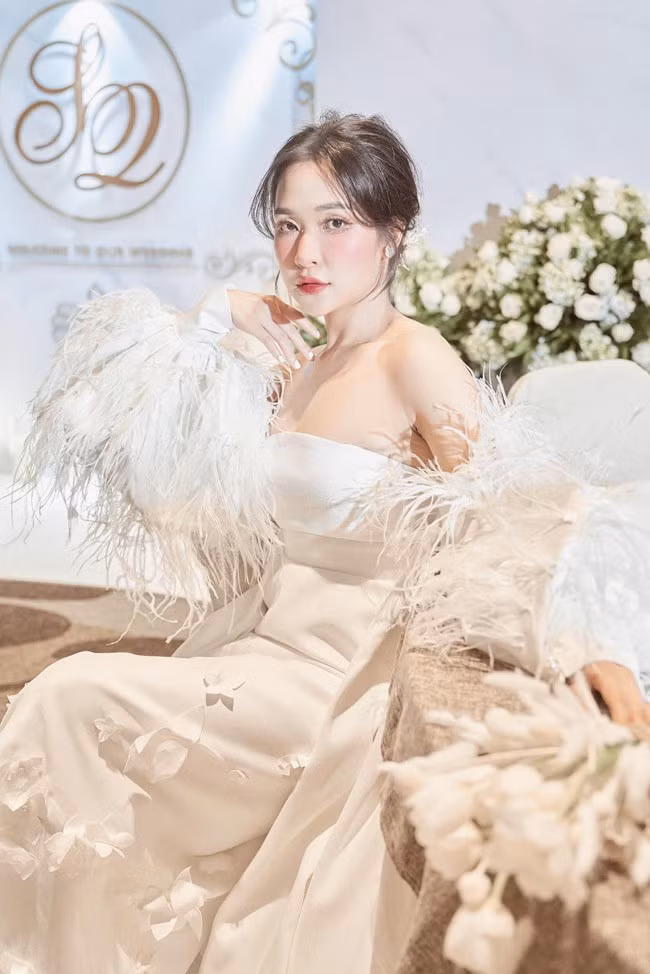 Hồ Quyên từng tham gia một số gameshow truyền hình, cô hiện lại là mẫu ảnh kiêm diễn viên tự do.