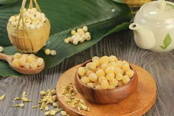 Về độ ngọt thì mứt bí và mứt sen cũng "một chín một mười"...