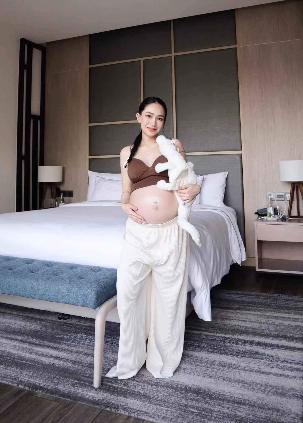 Không chỉ gây chú ý bởi nhan sắc mà những phụ kiện xuất hiện trong bức ảnh của Joyce Phạm cũng toát lên mùi tiền, điển hình như chú rồng bạch tạng đến từ nhà Jelly Cat đang cực hot trên mạng.