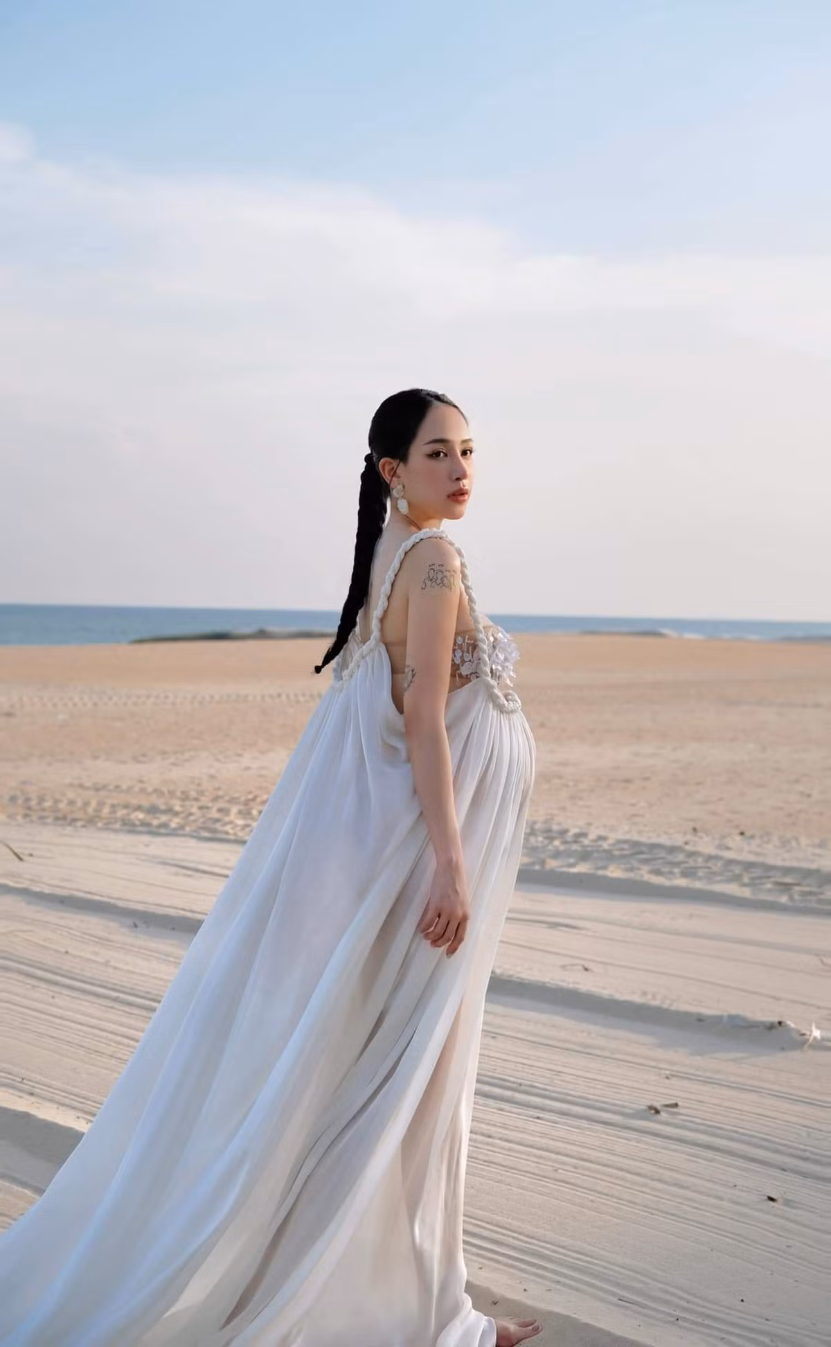 Loạt ảnh diện bikini này của Joyce Phạm nhanh chóng chiếm được sự chú ý của nhiều người. Cô nàng nhận về lời khen dù mang bầu ở tháng cuối nhưng không bị vỡ nét.