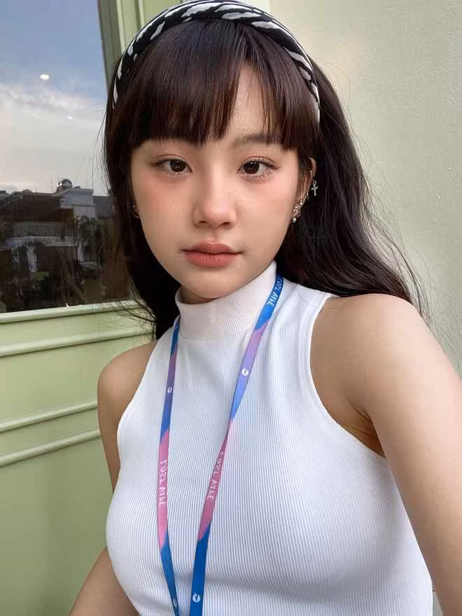Bên cạnh đó, nhiều người còn nhận ra trên tay của mỹ nhân người Tày có nhiều vết sẹo.