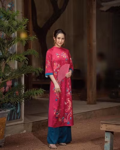 Tùy thuộc vào trang phục diện mà Primmy Trương sẽ thay đổi màu son và màu má cho phù hợp. Cách trang điểm mắt cũng vậy, tuy nhiên, không có quá nhiều sự thay đổi. Đôi lúc, cô còn áp dụng kĩ thuật mở góc mắt để kéo dài đôi mắt, tạo nét quyền quý, trang nghiêm.